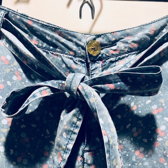 American Rag Floral 90s-Inspired Blue Floral Short - Picture 2 of 5